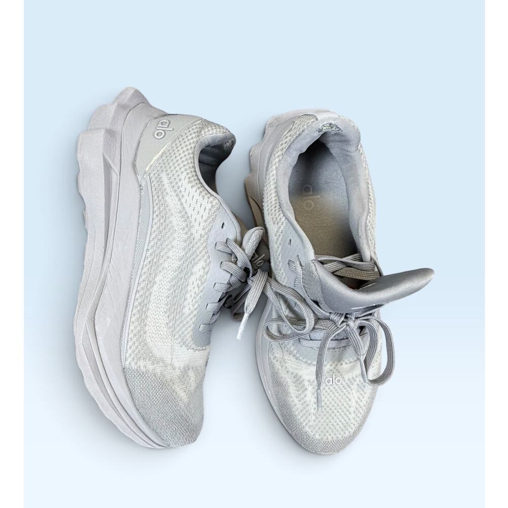ALO Runner Sneakers Men's 7 / Women's 8.5 Gray A0590U